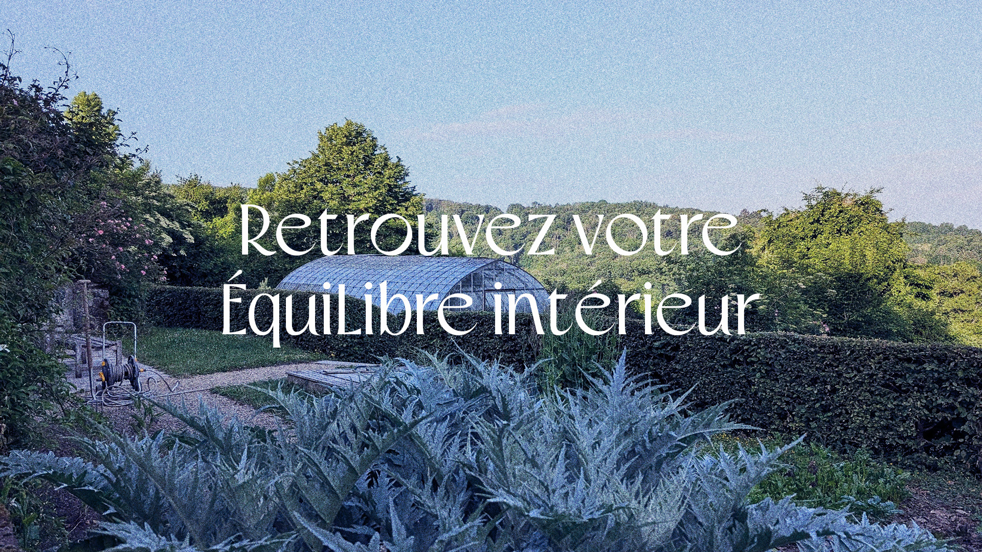 Vue d'un jardin luxuriant avec une serre et le texte 'Retrouvez votre Équilibre intérieur'