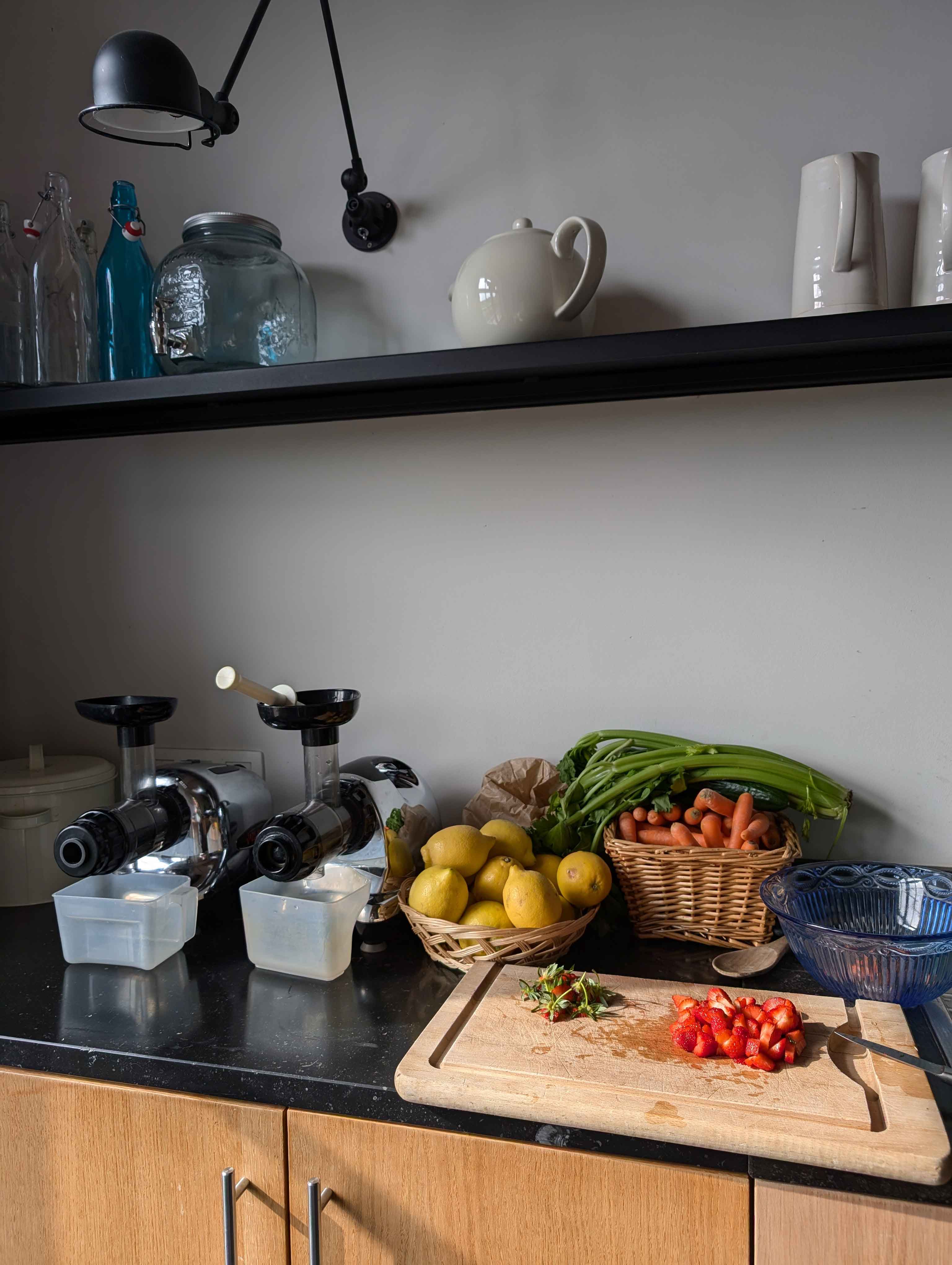 Préparation de jus et de collations saines avec des fruits et légumes frais