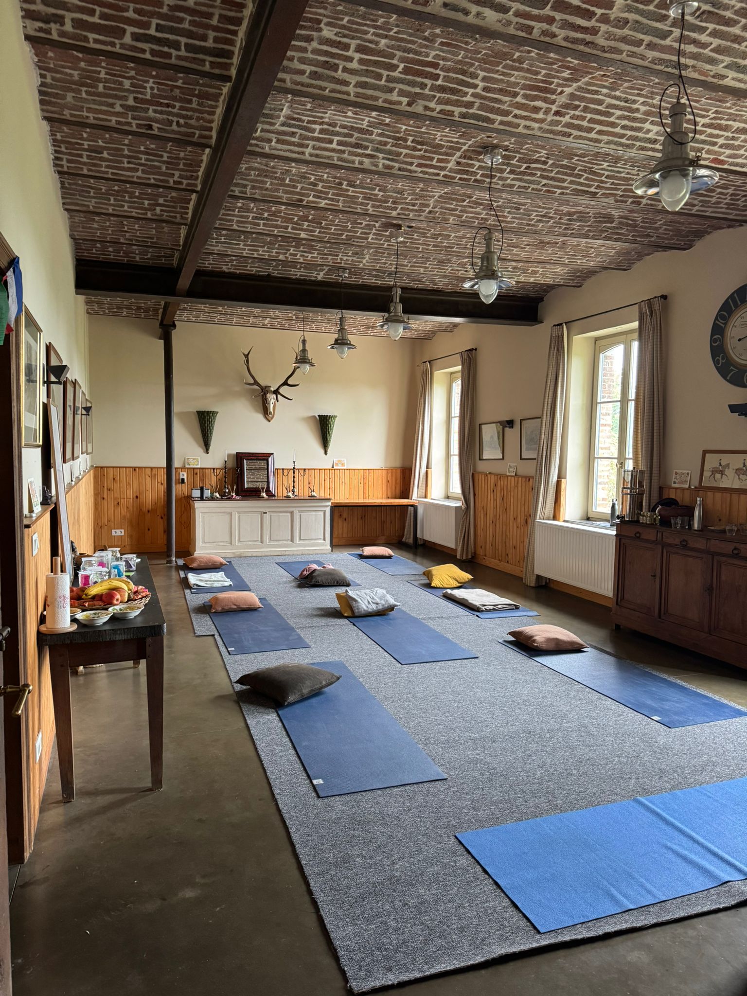 Salle de yoga préparée pour une session de retraite