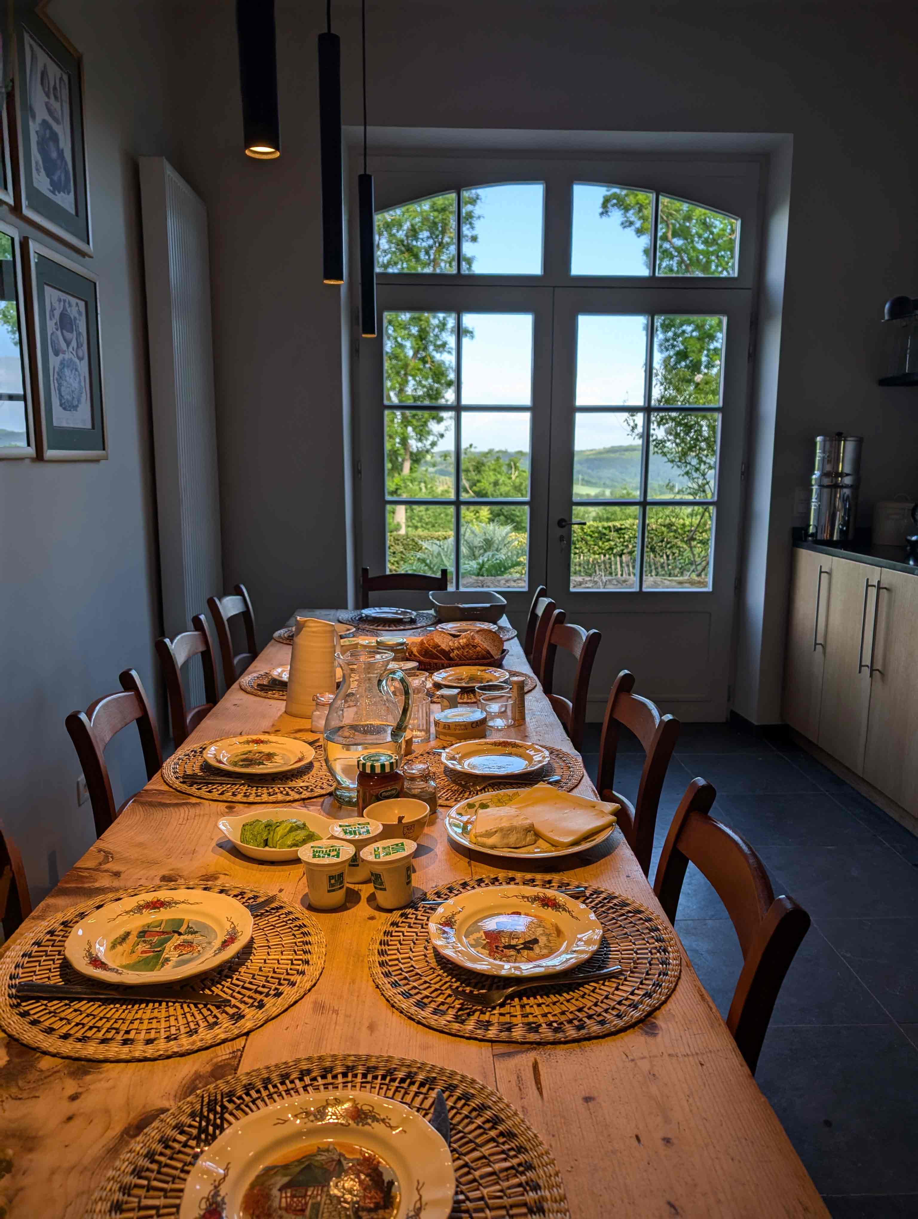Table basse avec des jus verts et des collations saines