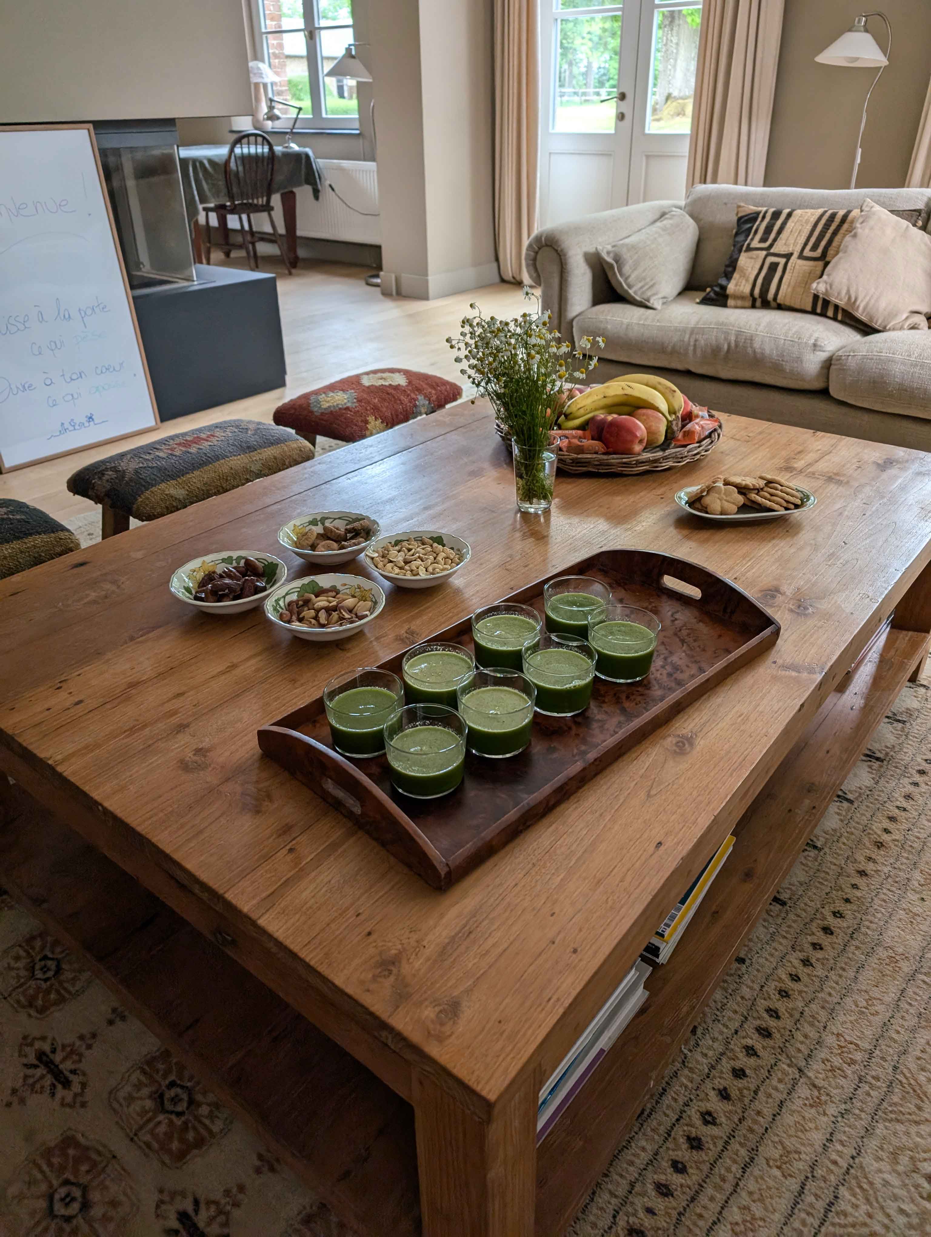 Table dressée pour un repas convivial